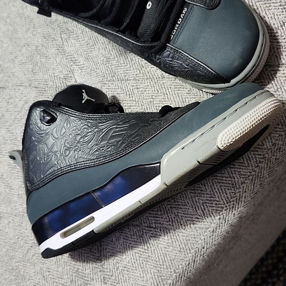 Women's Jordans Black and Grey - Picture 2 of 5